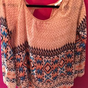 Beautiful shirt with pattern and key hole back!